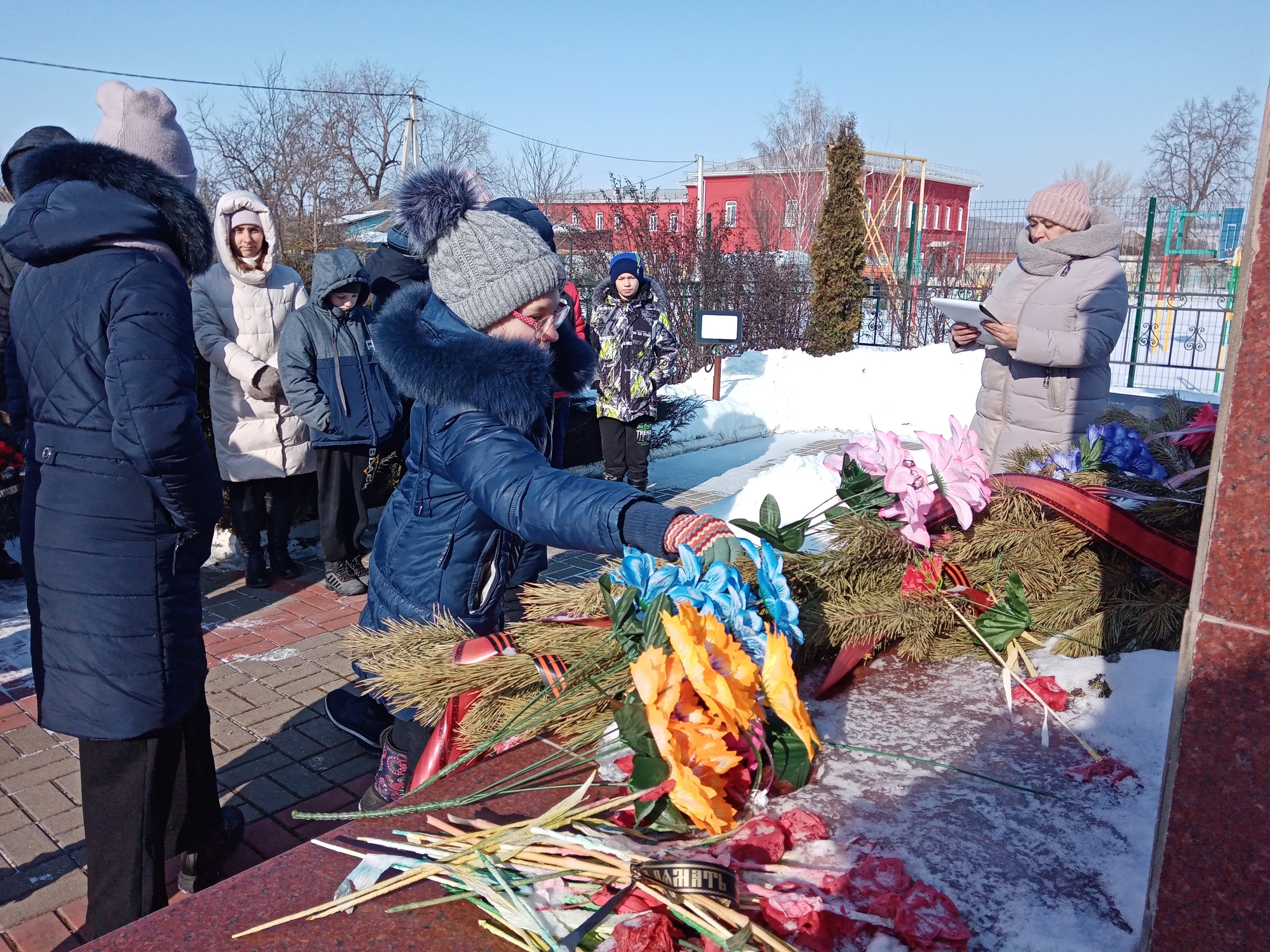 Возложение цветов к памятнику павшим воинам в годы Великой Отечественной войны..